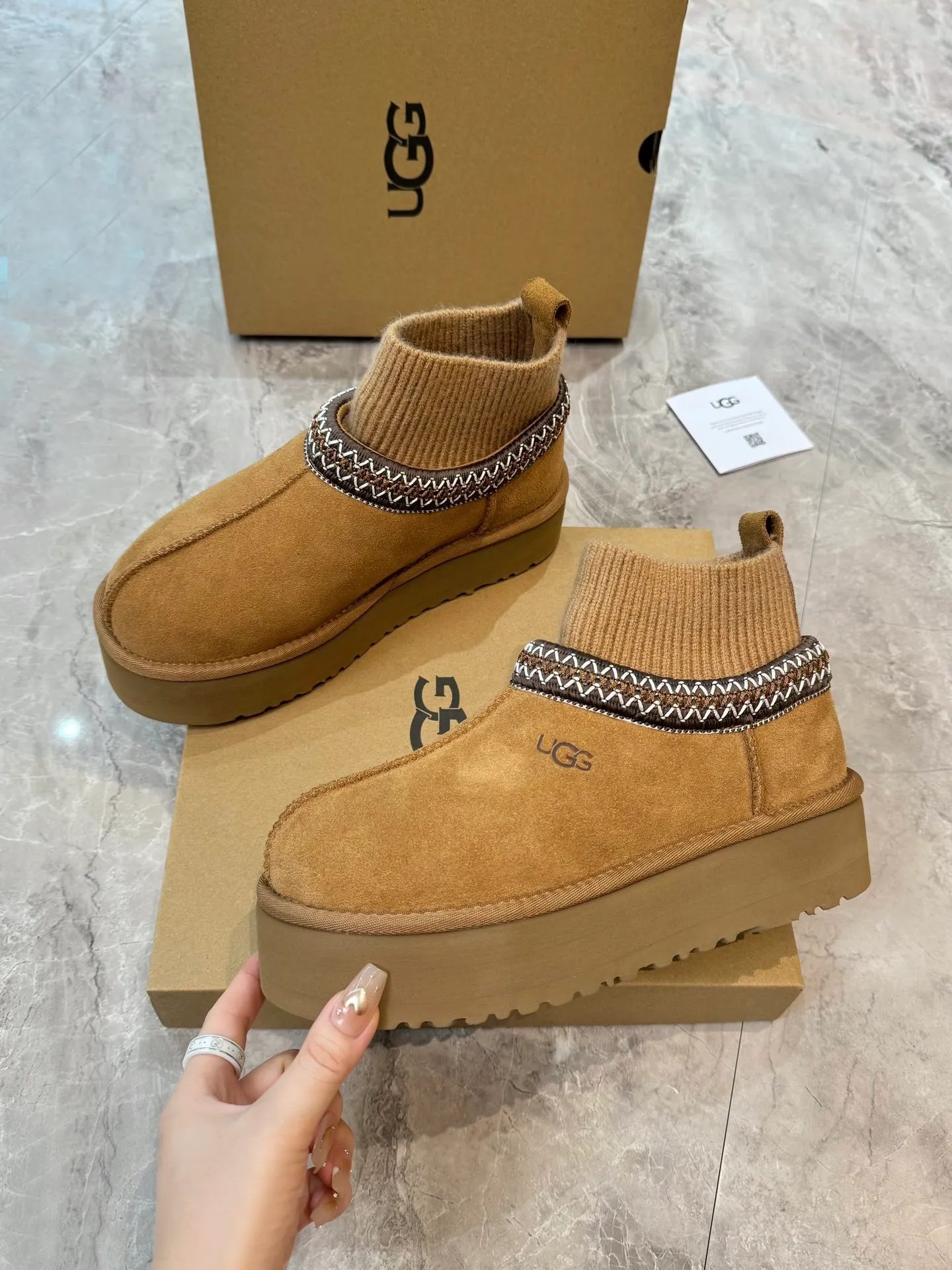 Self-pickup 💰520 New snow boots 1125956 Ethnic style plus sock cover, the sock cover is inserted into the wool. The surface is made of imported silk cow suede, and the inner part is made of Longfeng fur. Foam outsole has light anti-slip characteristics. Four colors, 35-40